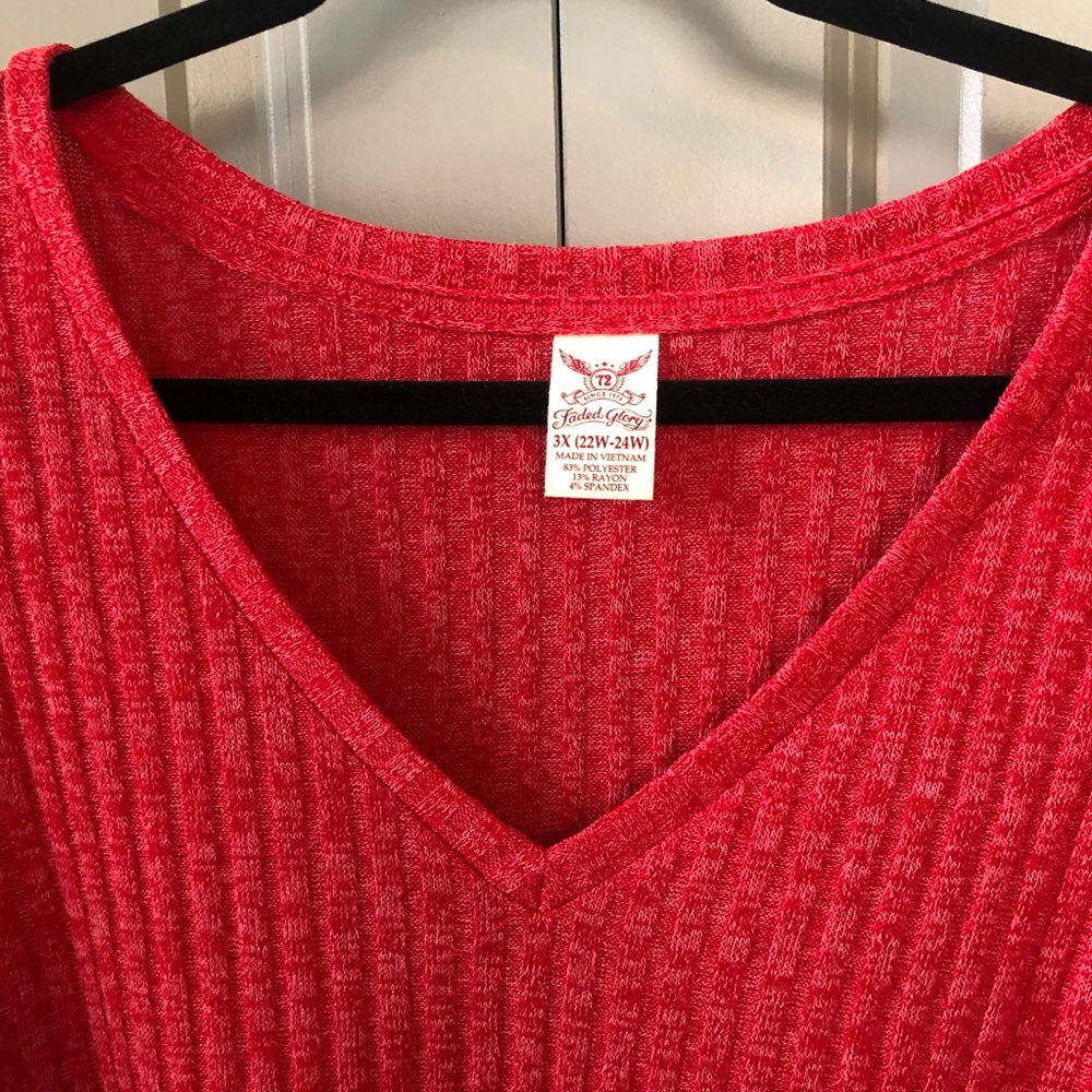 Plus Size Red Ribbed V-Neck Tee - Picture 4 of 5